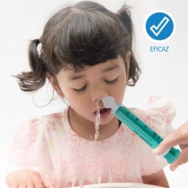 lavagem-nasal- - eficaz-menina-a-fazer-limpeza-ecotainer