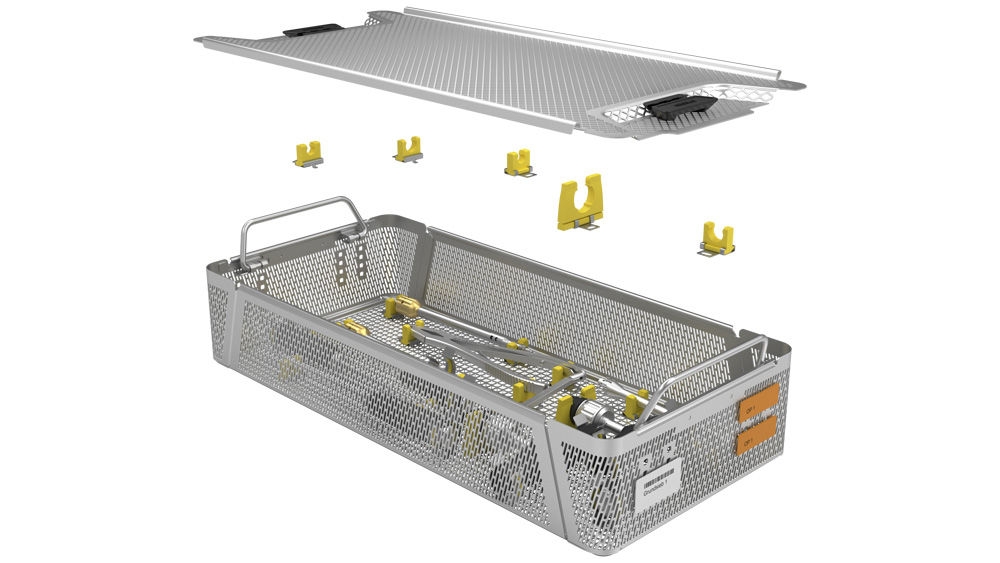 Recipiente de esterilização de rede metálica aberto com tampa separada, contendo clipes de plástico amarelos e instrumental cirúrgico; clipes adicionais apresentados acima para demonstrar opções de fixação para uma organização segura do instrumental médicos.
