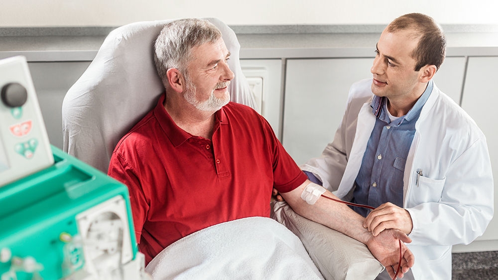 doente com médico recebe tratamento de aférese