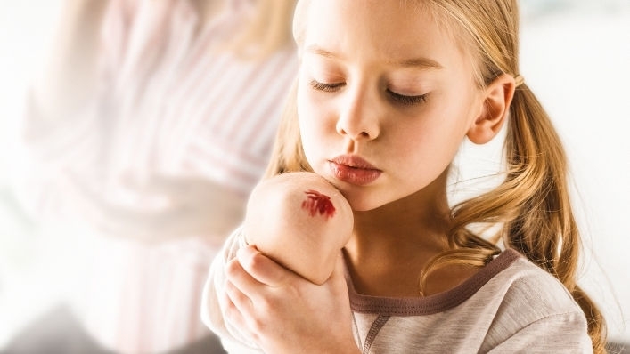 Tratamento de feridas - menina-com-ferida