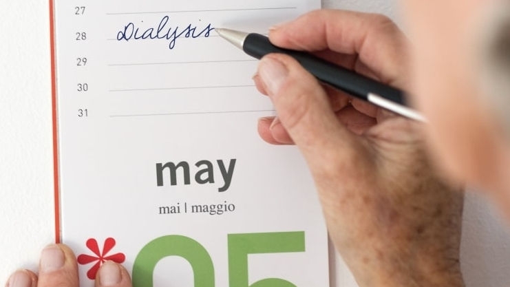 mulher idosa toma notas no calendário