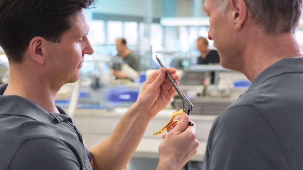 Os técnicos da B. Braun fornecem formação sobre a utilização de ferramentas e a manutenção de dispositivos médicos.