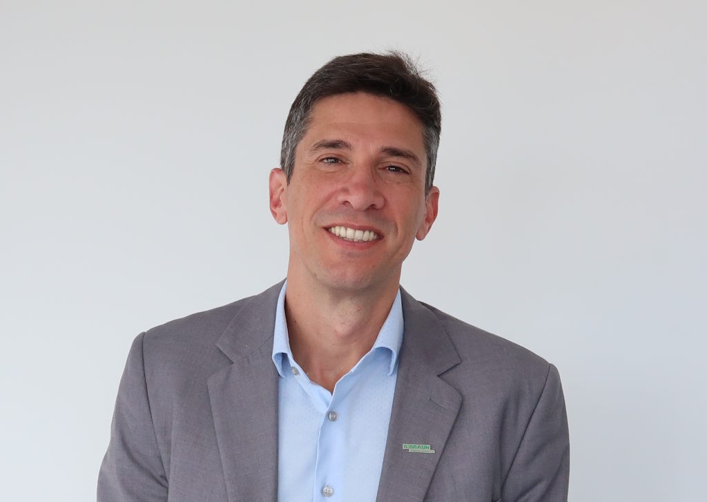 Rodrigo Barroso como novo Country Manager Director, com um pin da B. Braun 