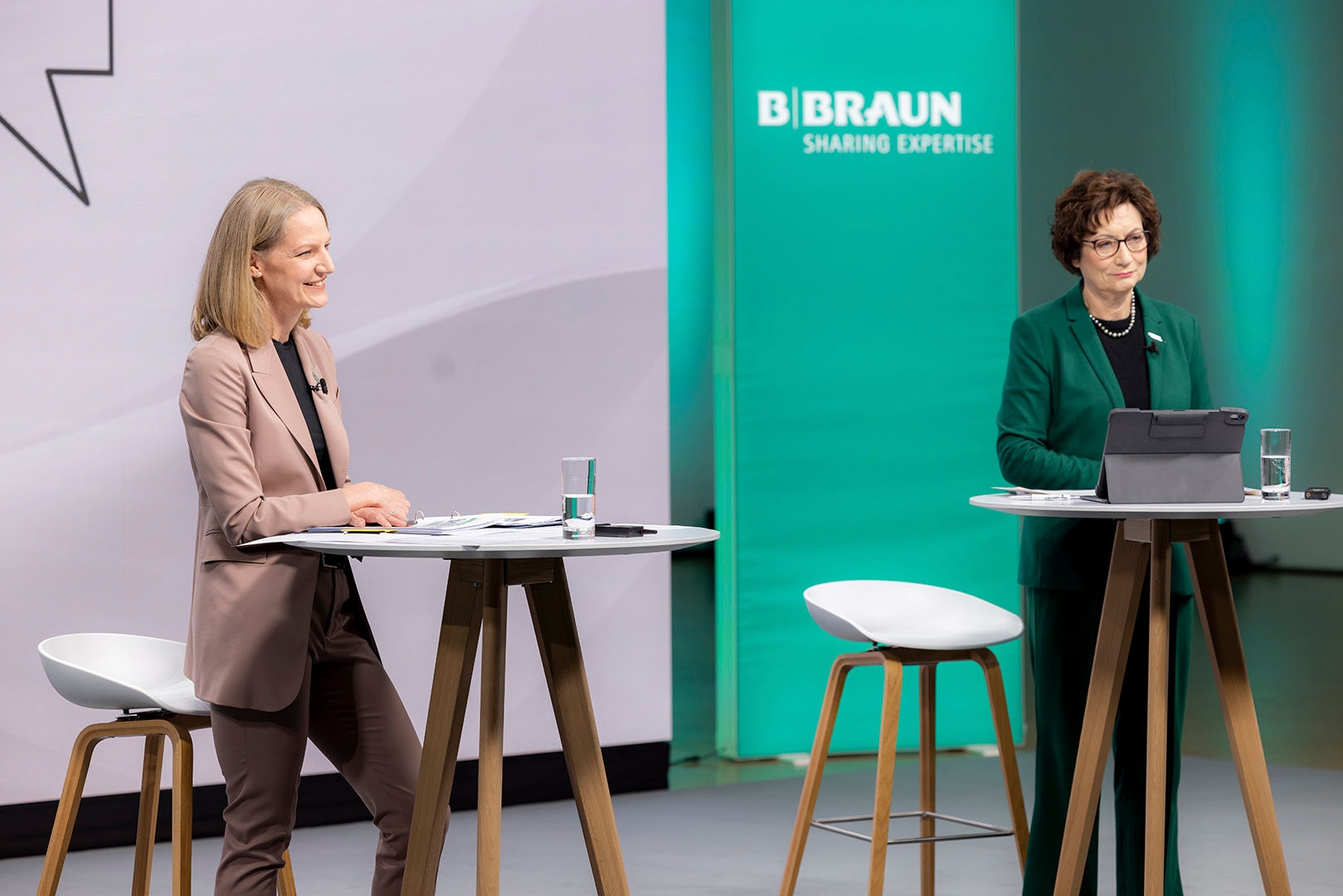 Anna Maria Braun apresenta a conferência de relatório anual