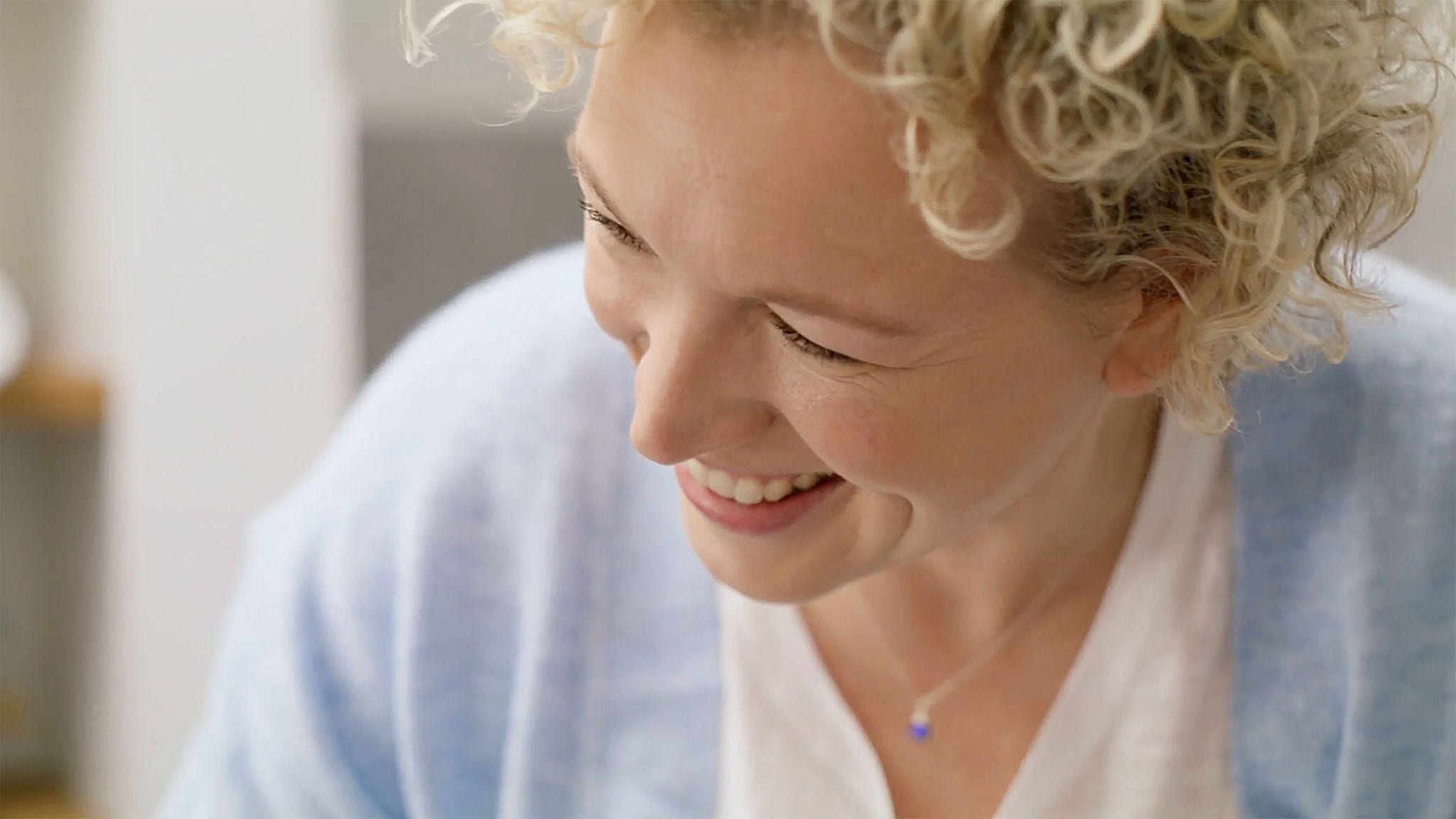 Um profissional de saúde com um sorriso quente.