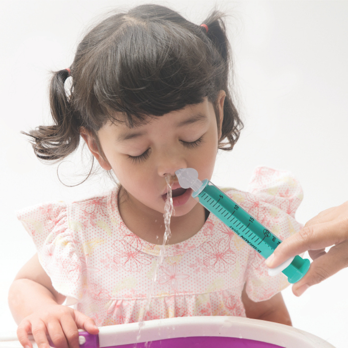 criança-a-fazer-lavagem-nasal-com-seringa-bbraun - 1