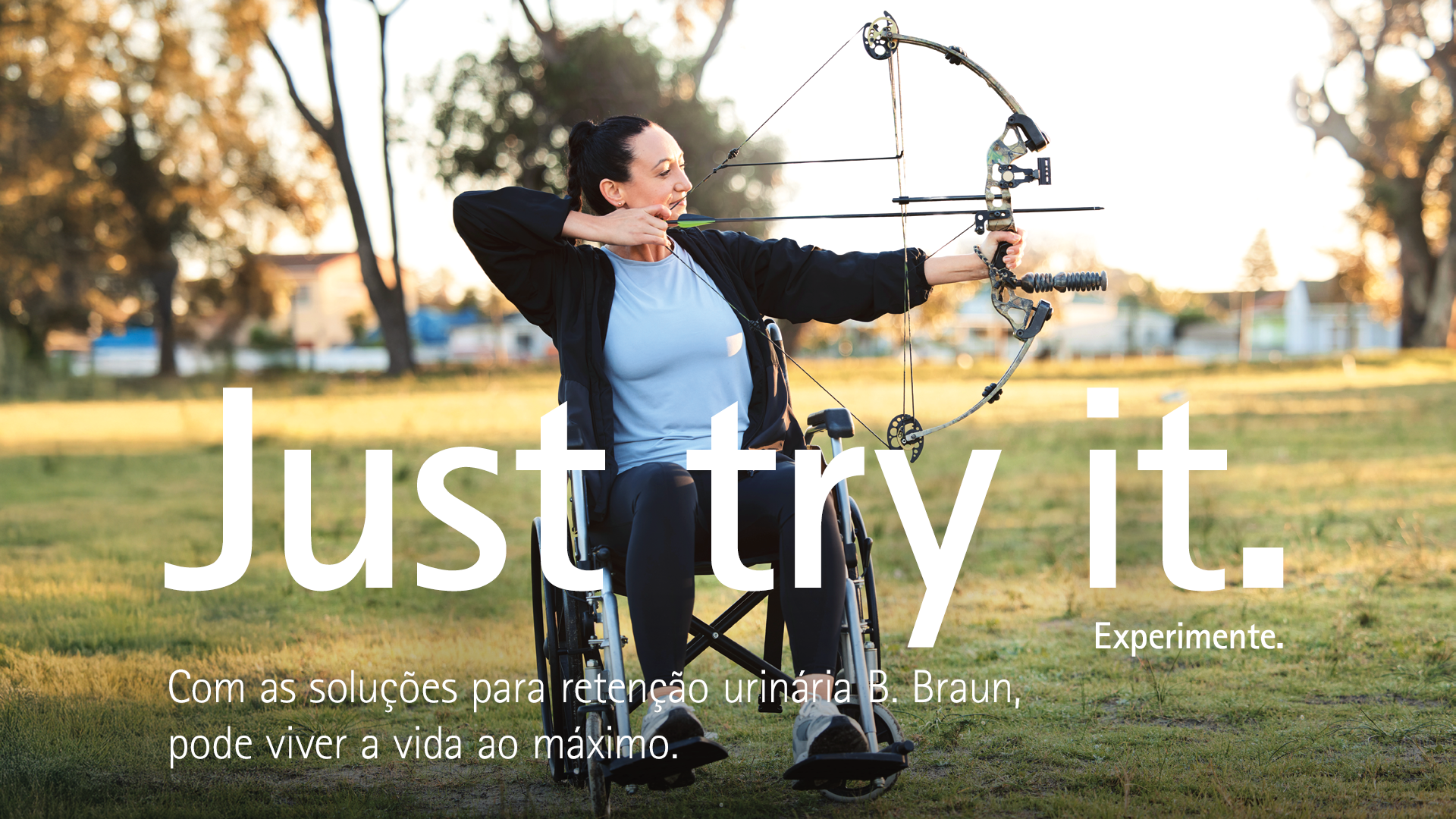 Uma pessoa numa cadeira de rodas a praticar arqueiro ao ar livre, a apontar para um arco composto com árvores e relva em segundo plano. O texto na imagem diz: "Just try it (Experimente). Com as soluções para retenção urinária B. Braun, pode viver a vida ao máximo."