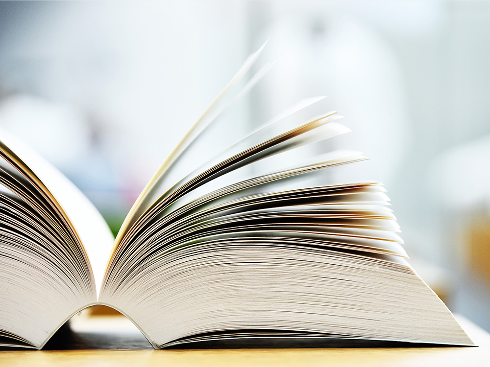 Imagem de um livro aberto que representa o catálogo de produtos. 