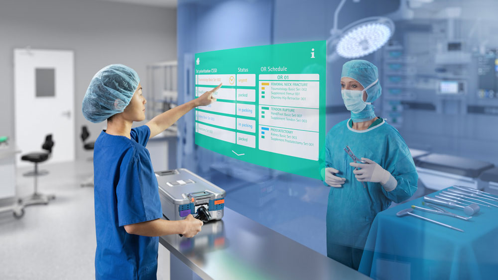 Um médico está a realizar uma operação no bloco operatório. Um enfermeiro está a selecionar instrumentos cirúrgicos a partir de uma base de dados de armazenamento digital.