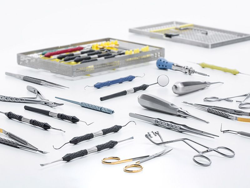 Diferentes instrumentos para cirurgia oral/dentária