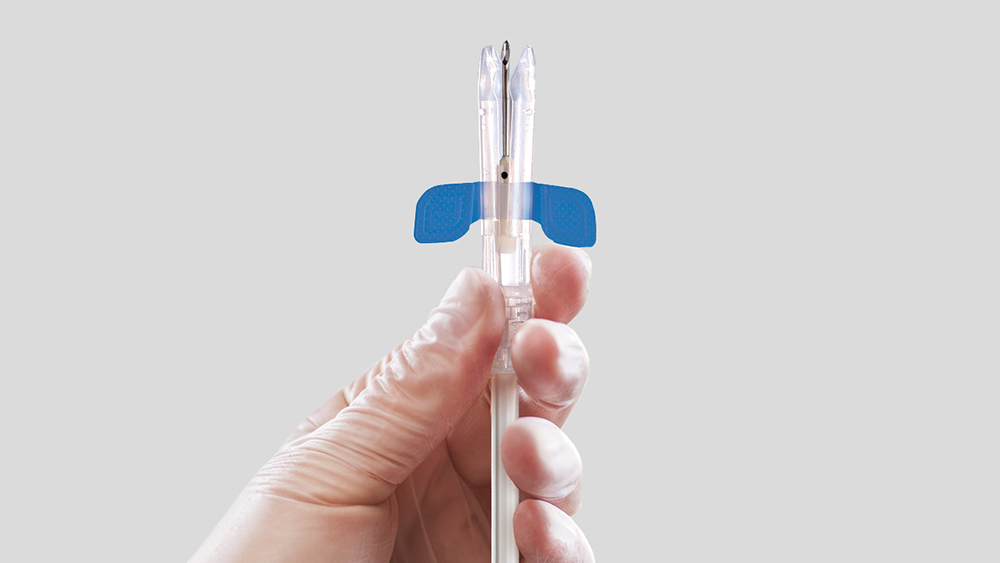 Mão a segurar uma agulha de segurança Diacan