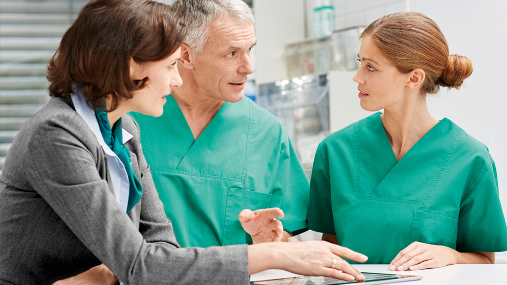 Três profissionais de saúde aconselham-se mutuamente