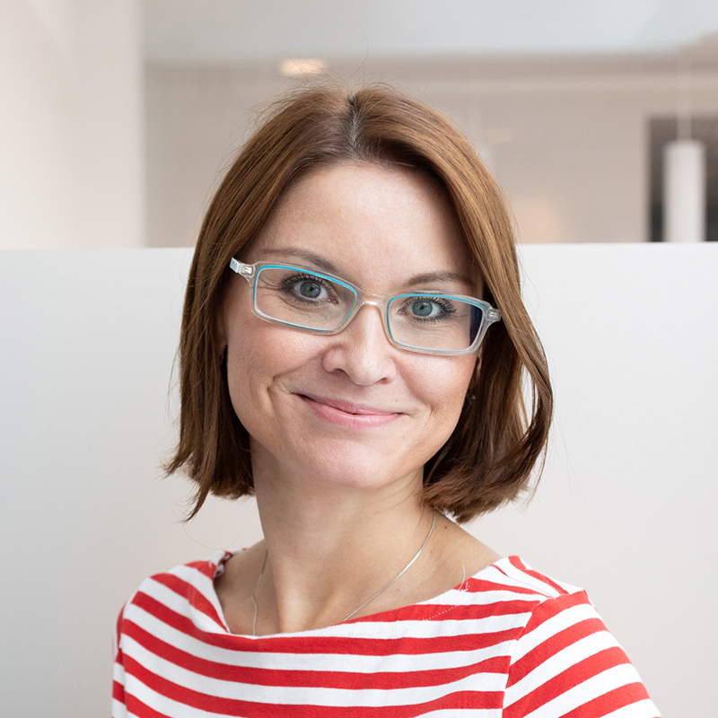 retrato da mulher com óculos