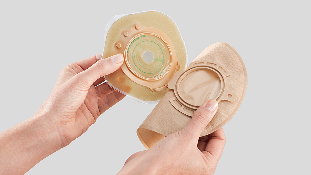 Duas mãos seguram num saco flexima 3s e mostram-no aberto