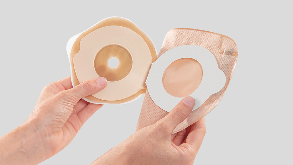 Duas mãos seguram num saco de flexima key e mostram-no aberto