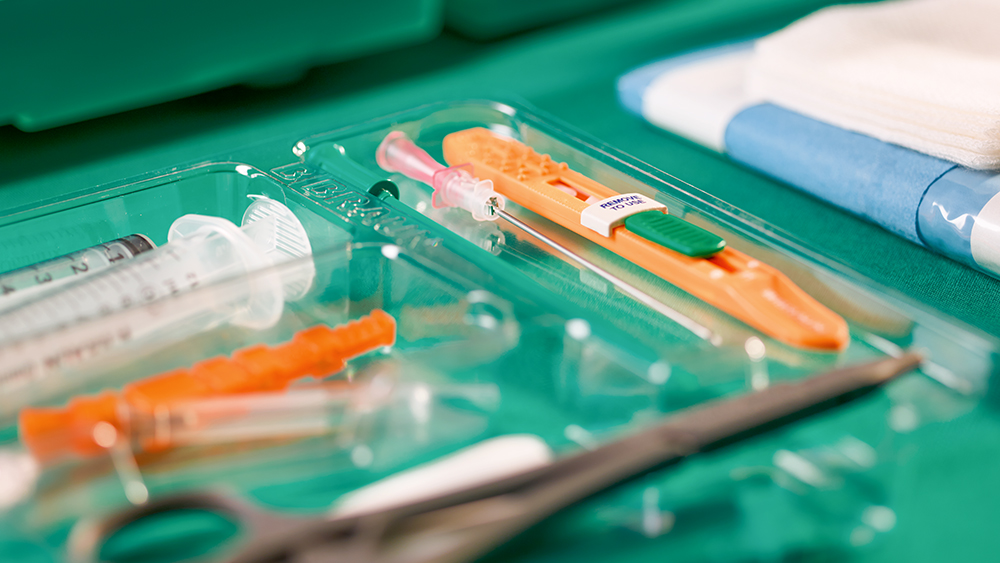 Os instrumentos cirúrgicos encontram-se num tabuleiro