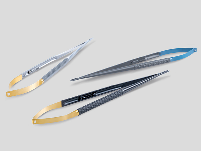 Três instrumentos para cirurgia cardiovascular