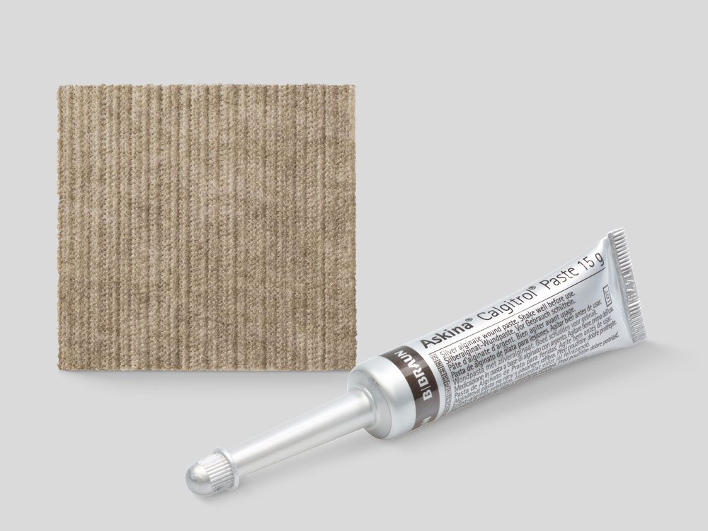 Um tubo grande e um pequeno de Askina Calgitrol Pasta lado a lado