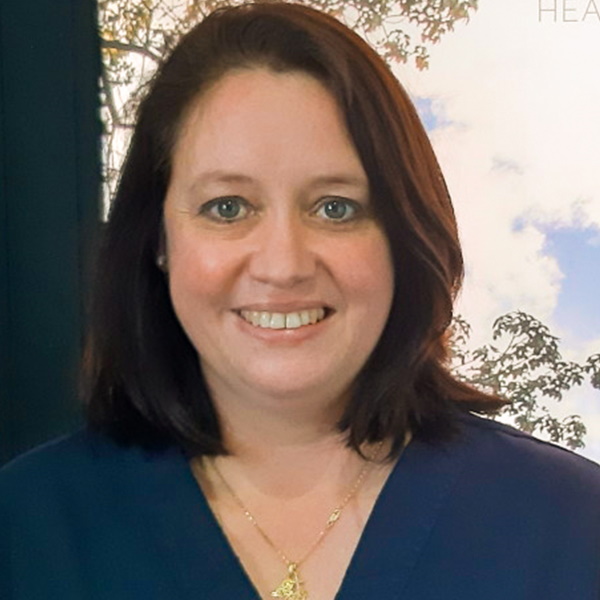 Uma imagem de uma mulher a sorrir