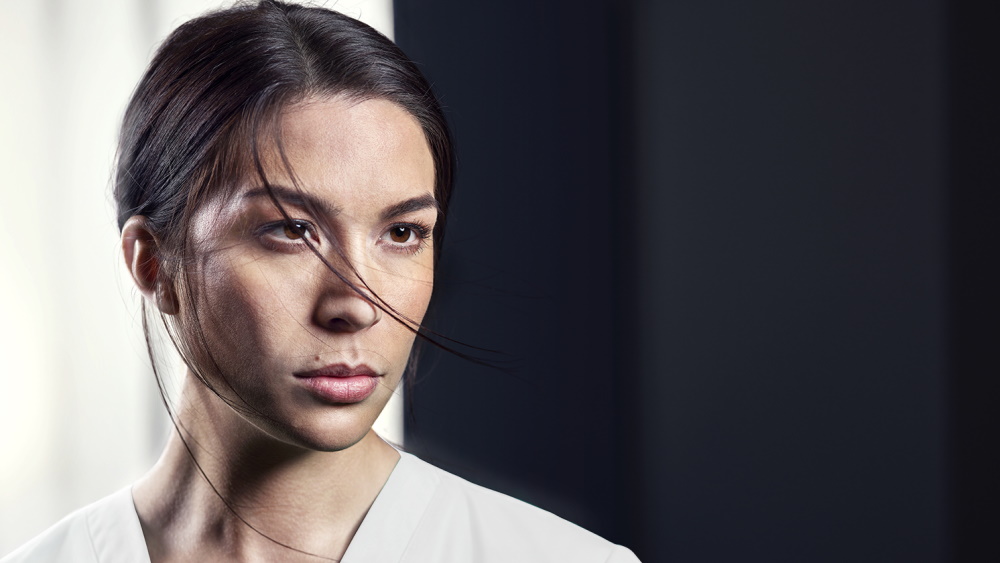 Uma mulher olha fixamente numa direção