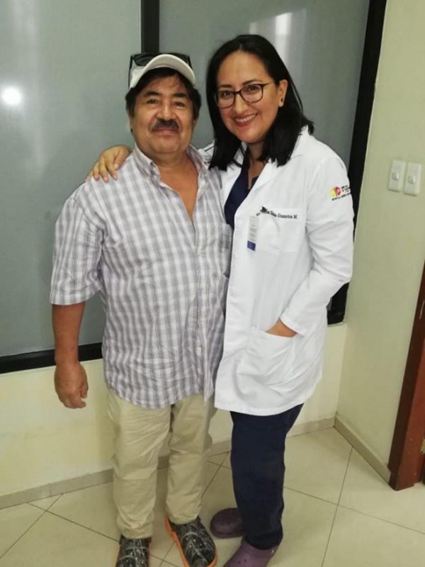 O Sr. João e o seu médico aproximam-se, sorrindo felizes