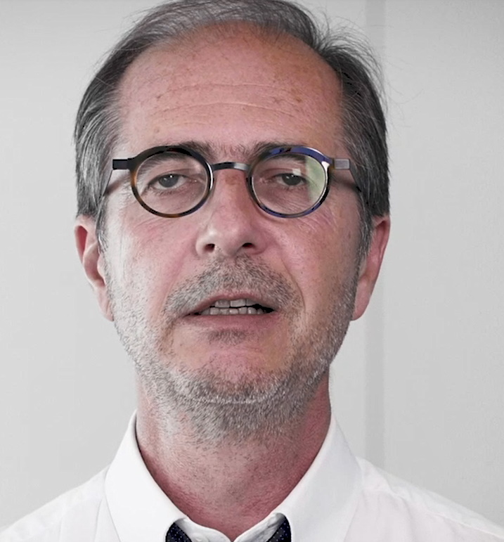 retrato da mulher com óculos